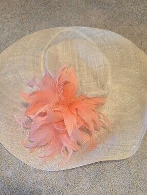 Women’s Decorative Wide-Brim Hat with Peach Feather Trim